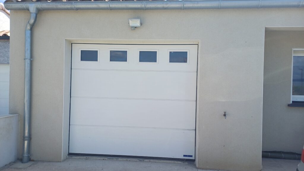 Dépannage porte de garage Porte sectionnele vue de dehors