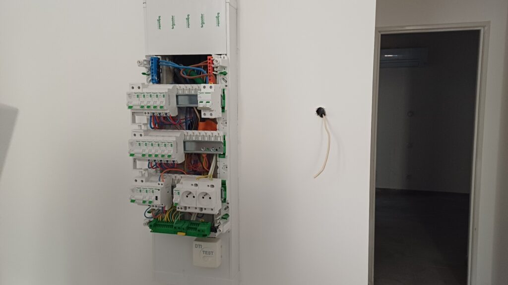 Pose de combinés d'interphone. Tableau et passage du câble