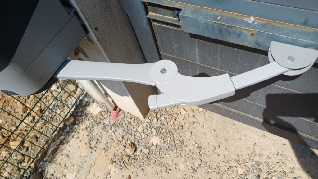 Motorisation de portail bras court