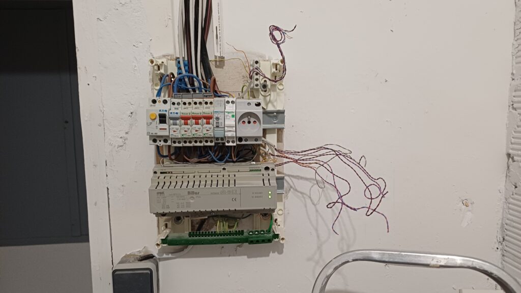 Pose de combinés d'interphone.