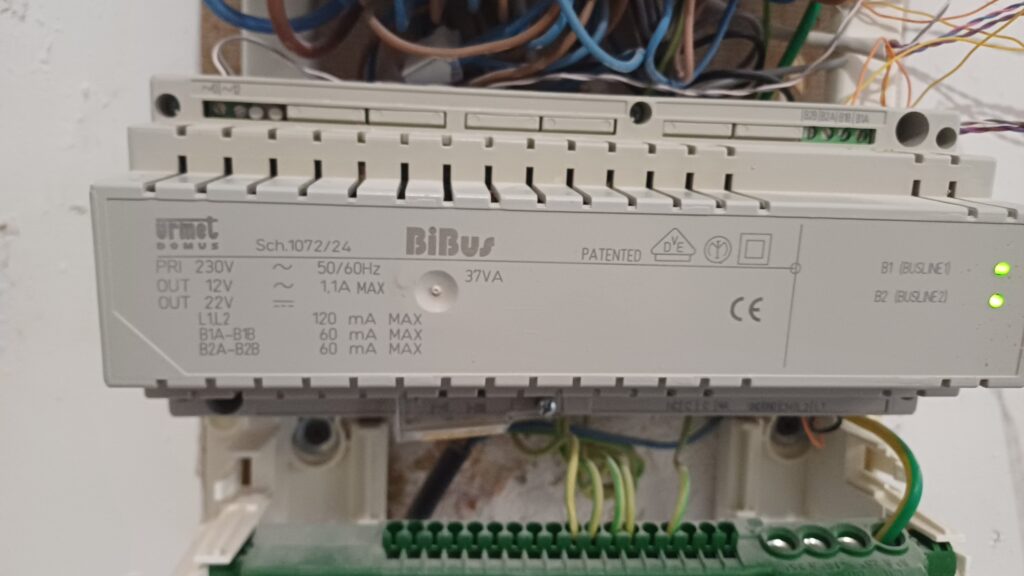 Pose de combinés d'interphone.