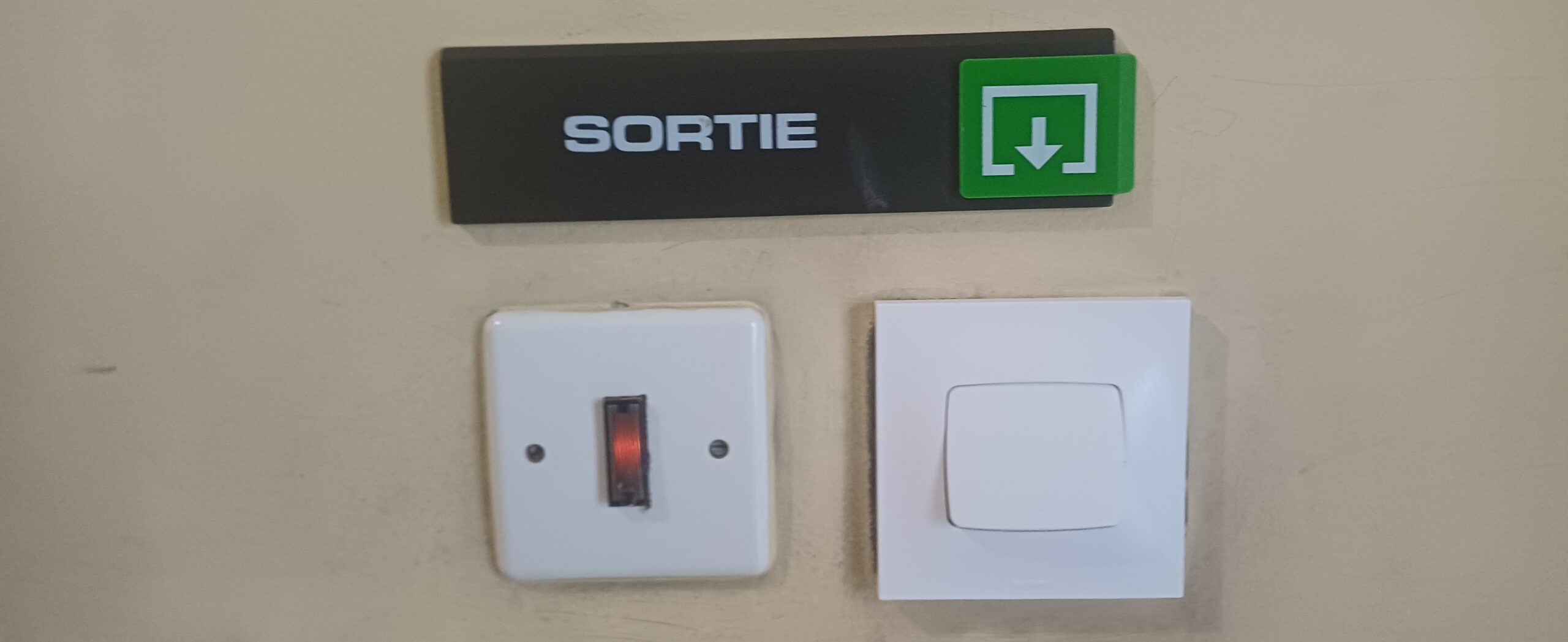 Bouton poussoir de sortie