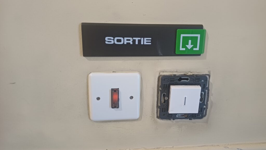 Bouton poussoir de sortie