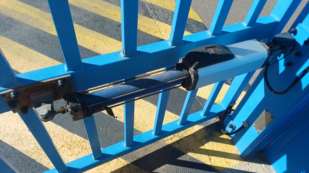 Vérin hydraulique de portail