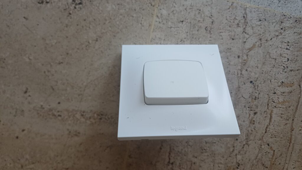 Bouton poussoir de sortie