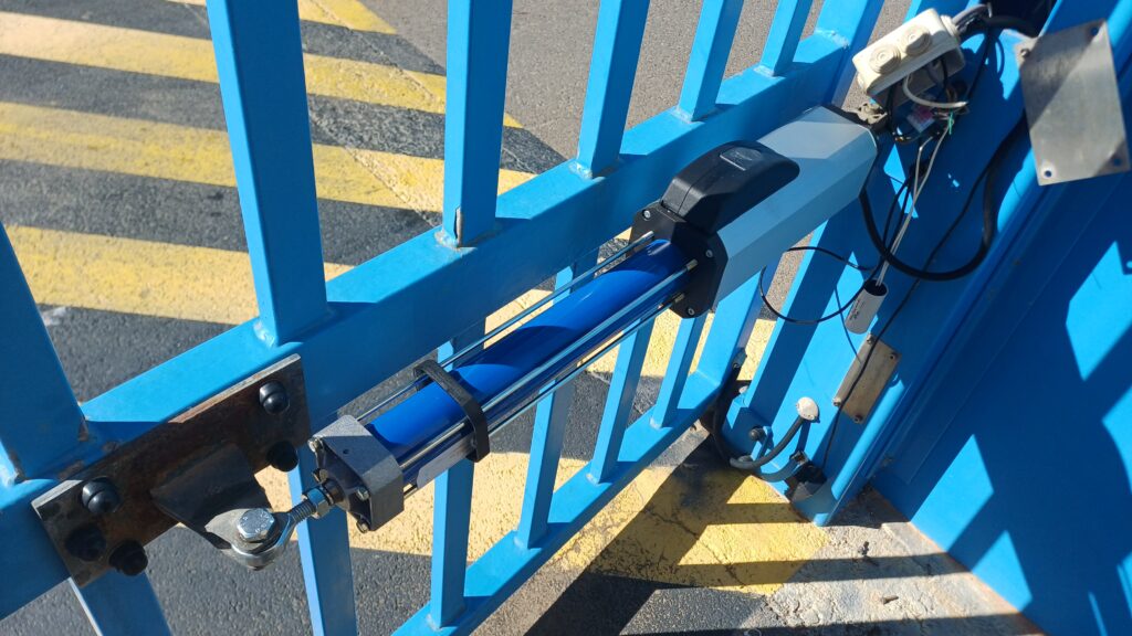 Vérin hydraulique de portail