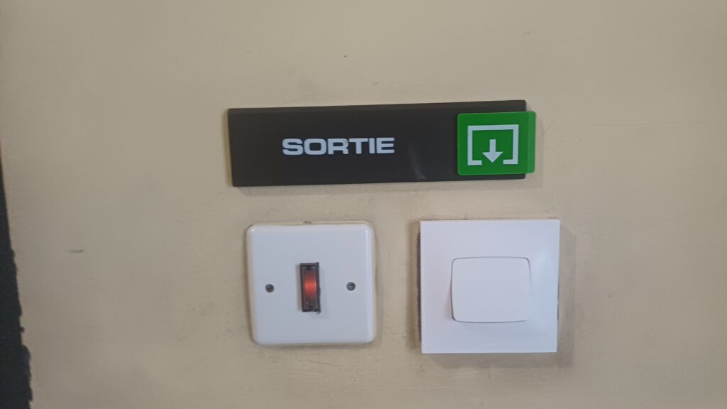 Bouton poussoir de sortie