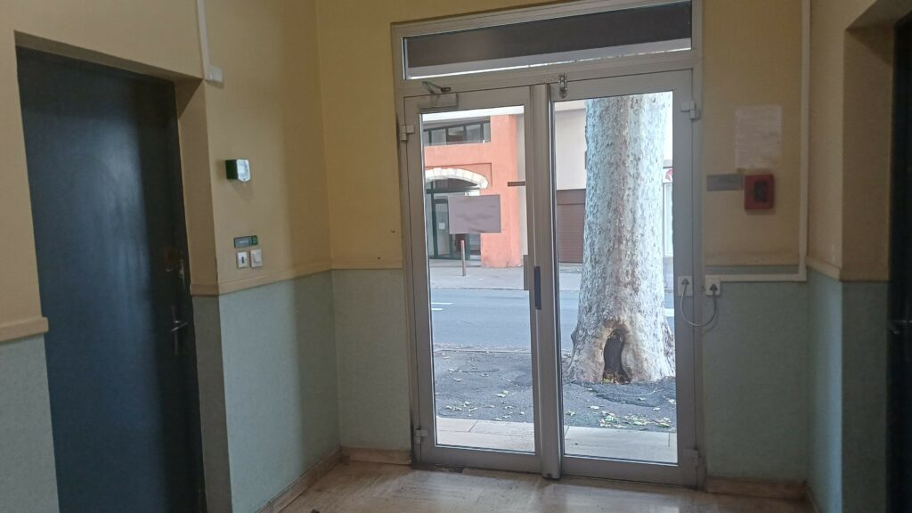 Bouton poussoir de sortie