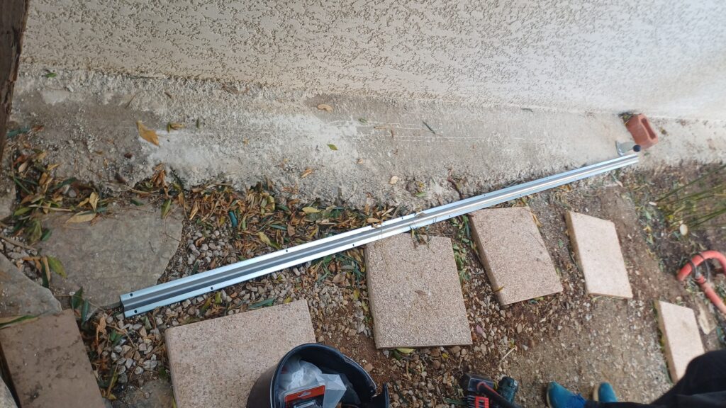 Rail de portail coulissant