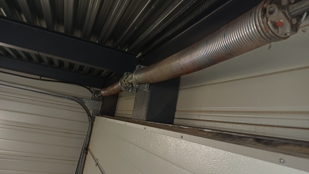 Dépannage d'une porte sectionnelle industrielle.