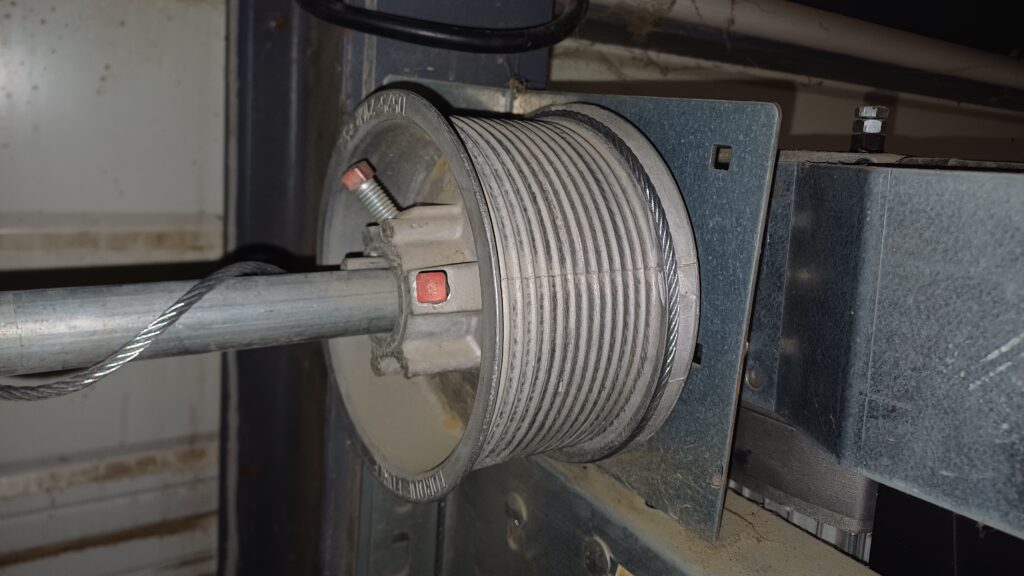 Dépannage d'une porte sectionnelle industrielle.