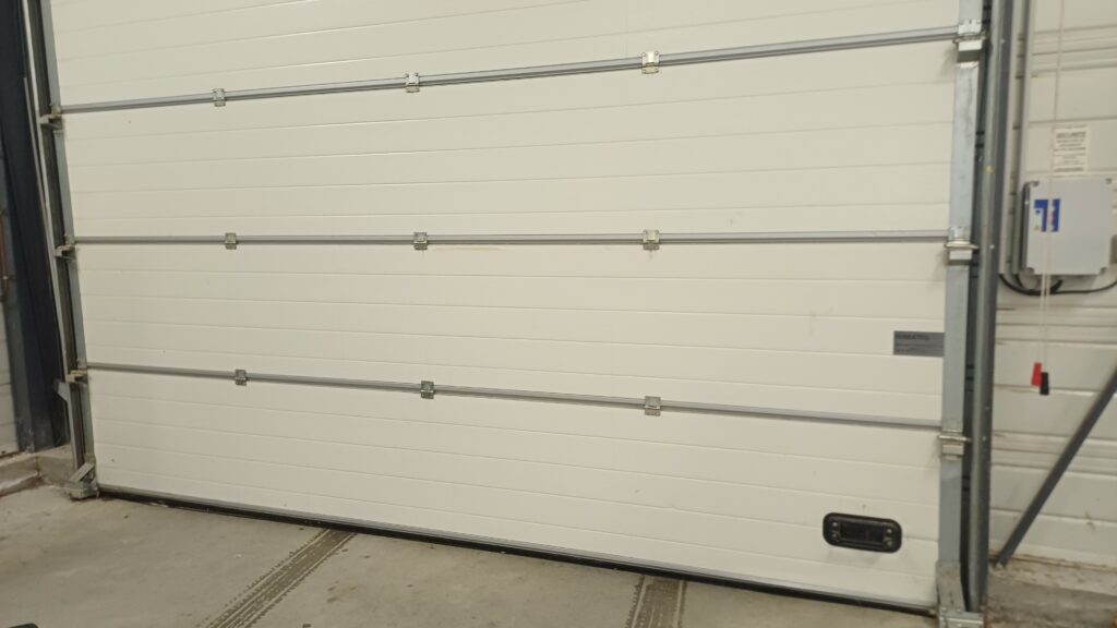 Dépannage d'une porte sectionnelle industrielle.