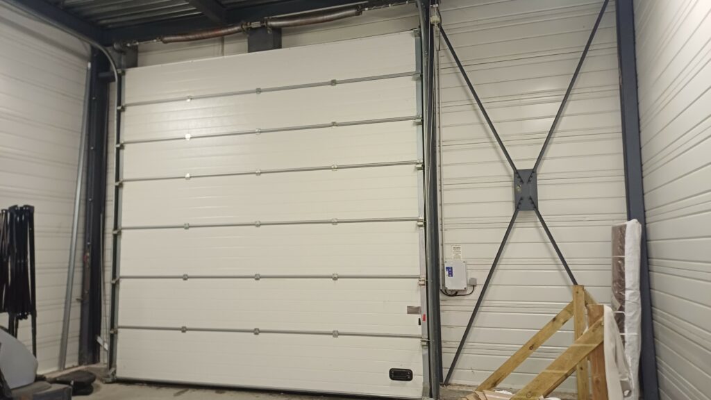 Dépannage d'une porte sectionnelle industrielle.