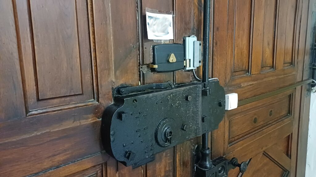 Gâche électrique verticale