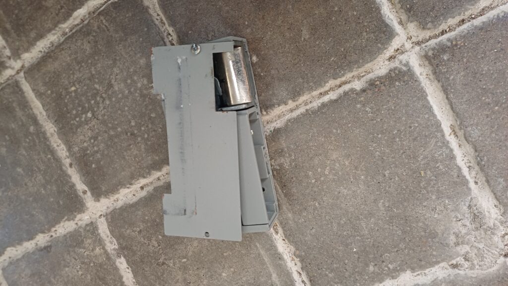 Gâche électrique verticale