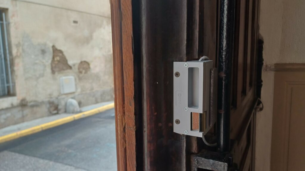 Gâche électrique verticale