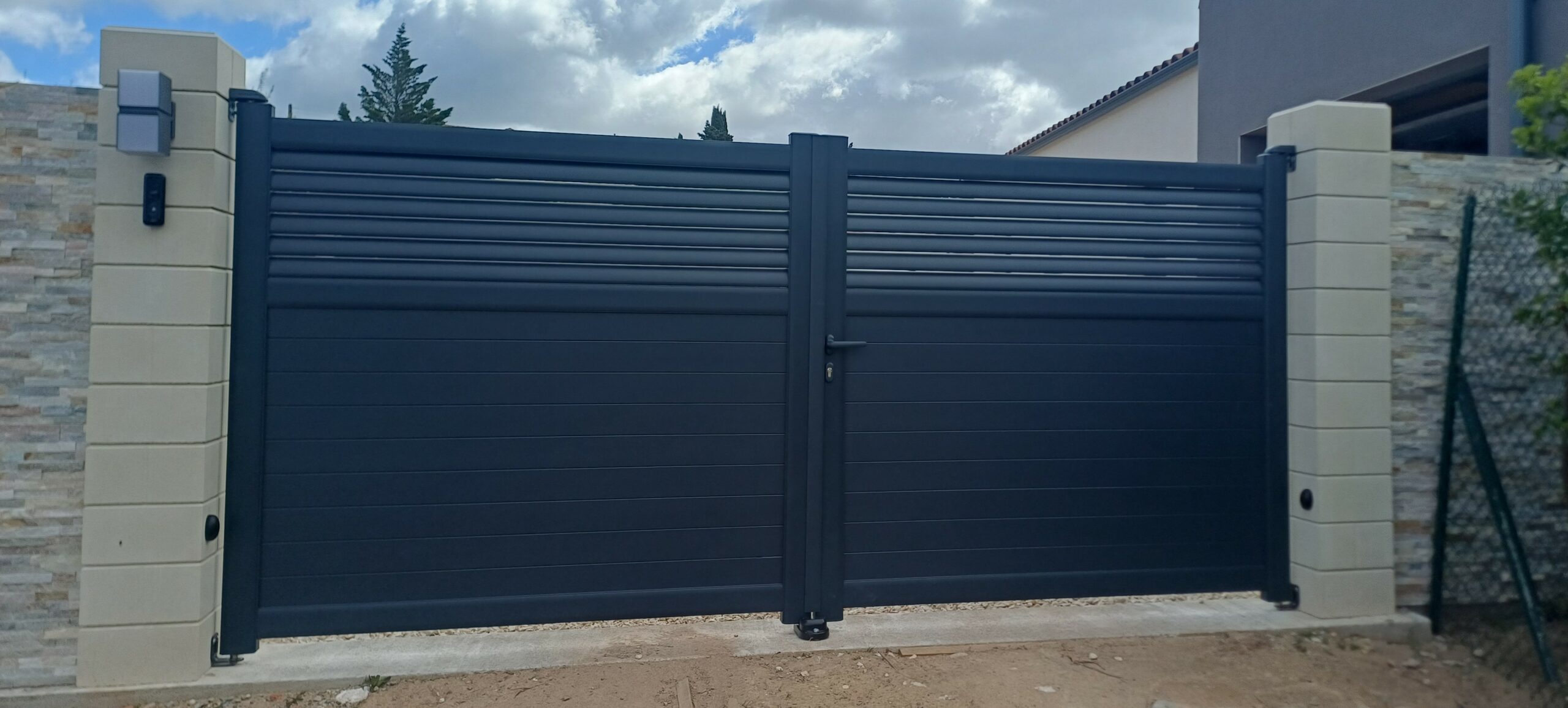 Portail aluminium deux battants