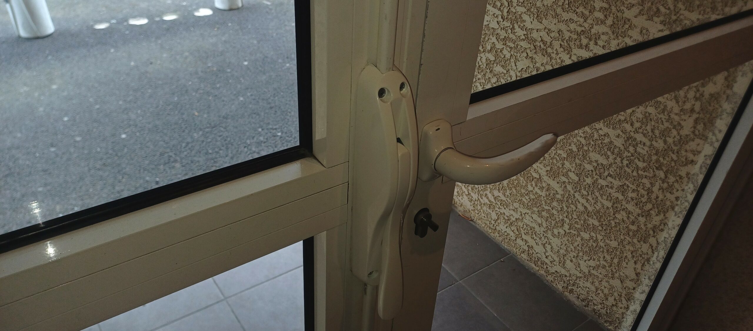Crémone de porte