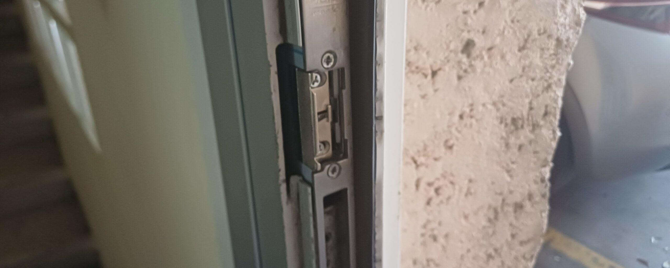 Réparation d’une porte d’immeuble