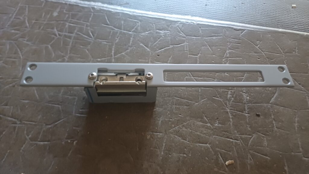 Réparation d'une porte d'immeuble