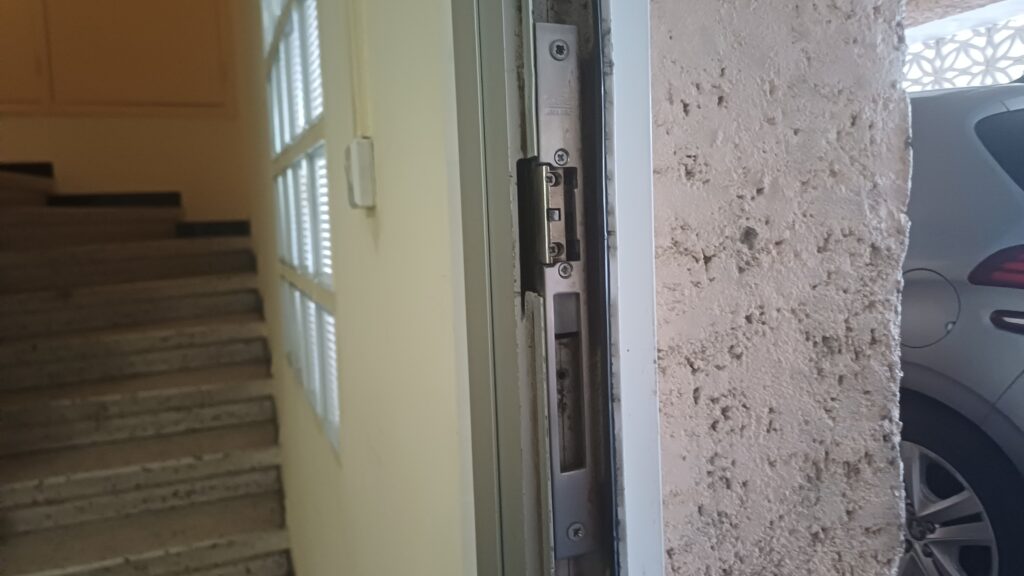 Réparation d'une porte d'immeuble