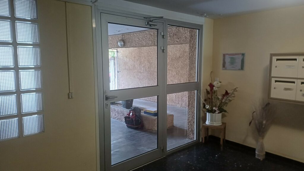 Réparation d'une porte d'immeuble