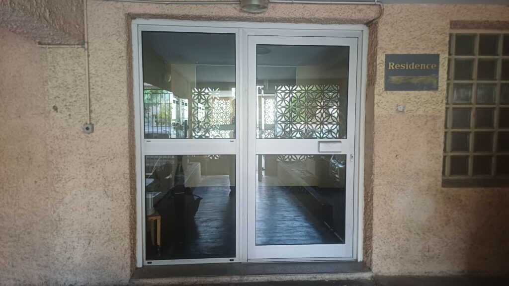 Réparation d'une porte d'immeuble