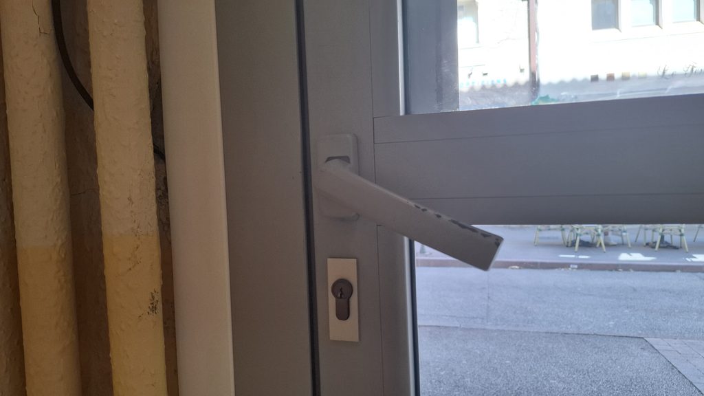 Poignée de porte d'immeuble