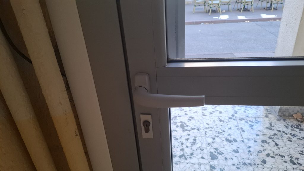Poignée de porte d'immeuble