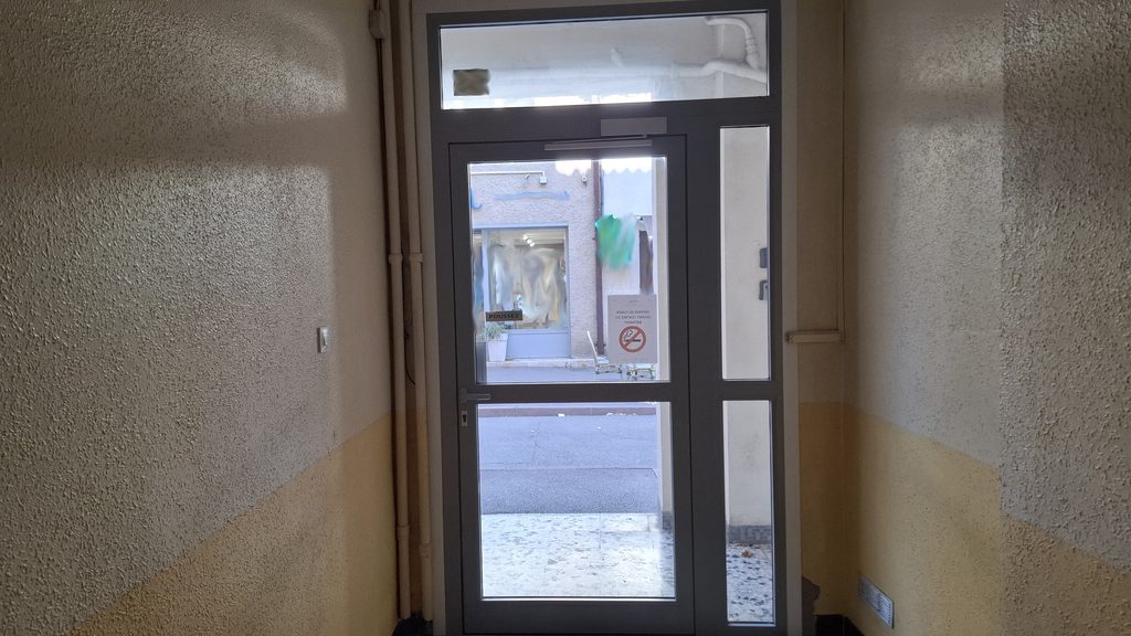 Poignée de porte d'immeuble